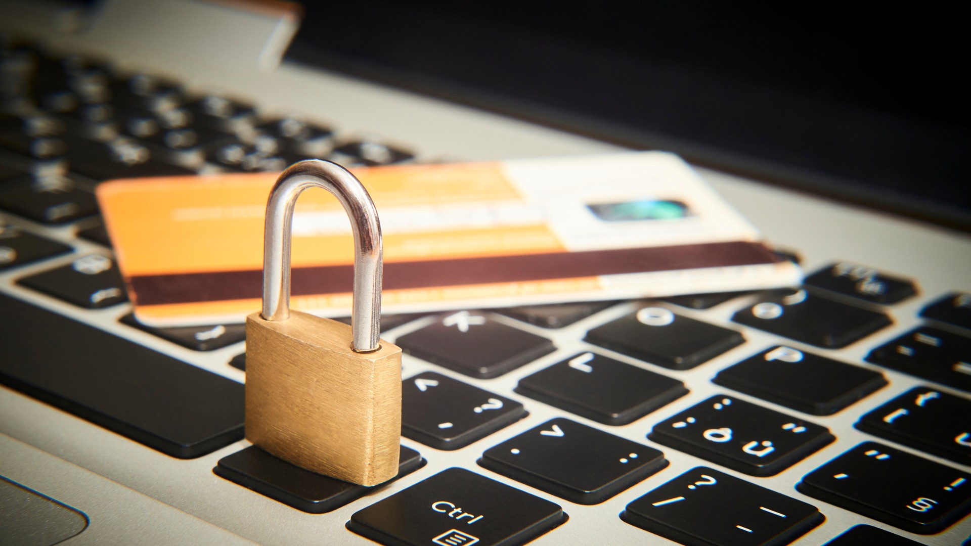 Informativni letci potrošačima o financijskim online prijevarama i kriptoprijevarama